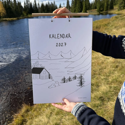 Nástěnný kalendář 2027 Kousek Severu, obálka s ilustrací chaloupky a hor