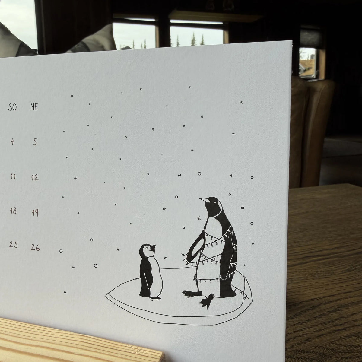 Detail ilustrace tučňáků na stolním kalendáři 2027