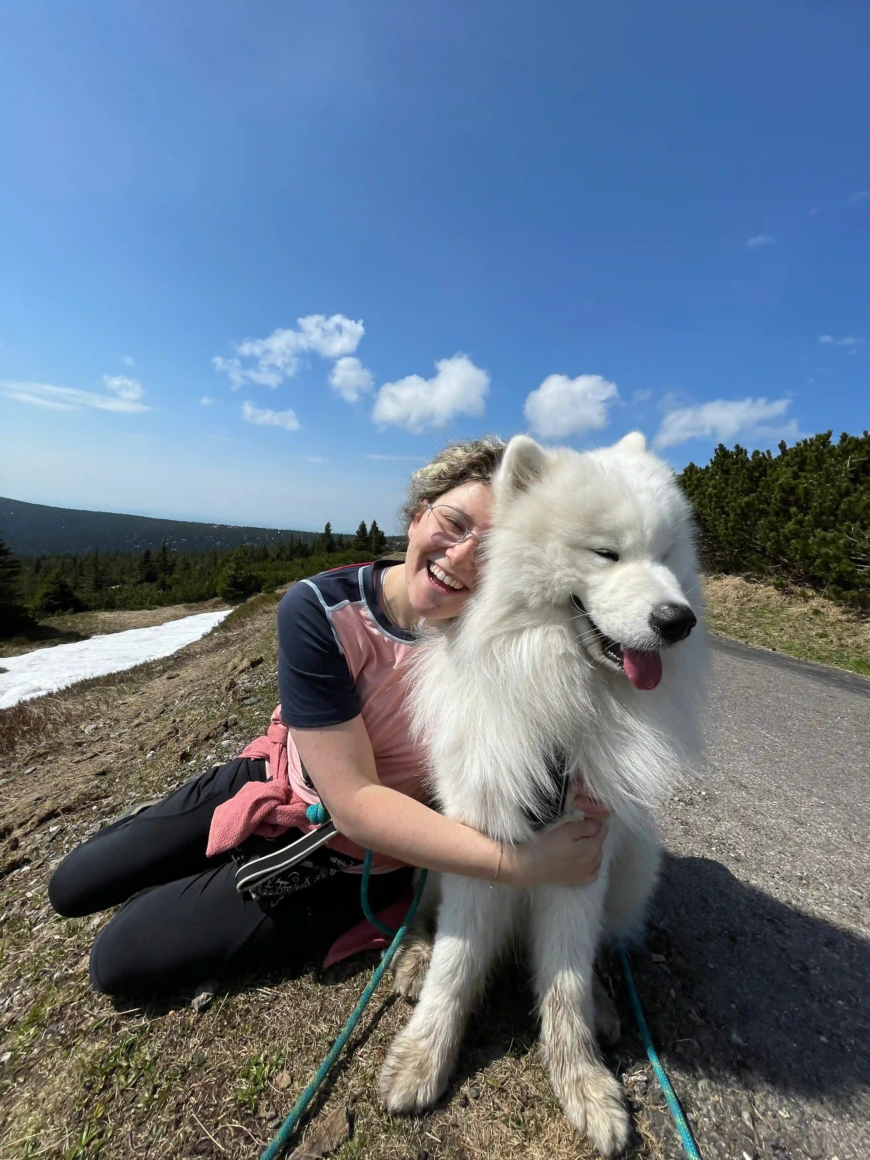 Anna a Sněžík na výletě v horách